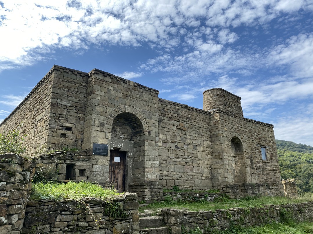 Это была незабываемая и очень увлекательная экскурсия с великолепным гидом Андреем! Мы восхитились аулом Кубачи, его