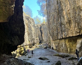 Каменная чаша, каньоны и водопады
