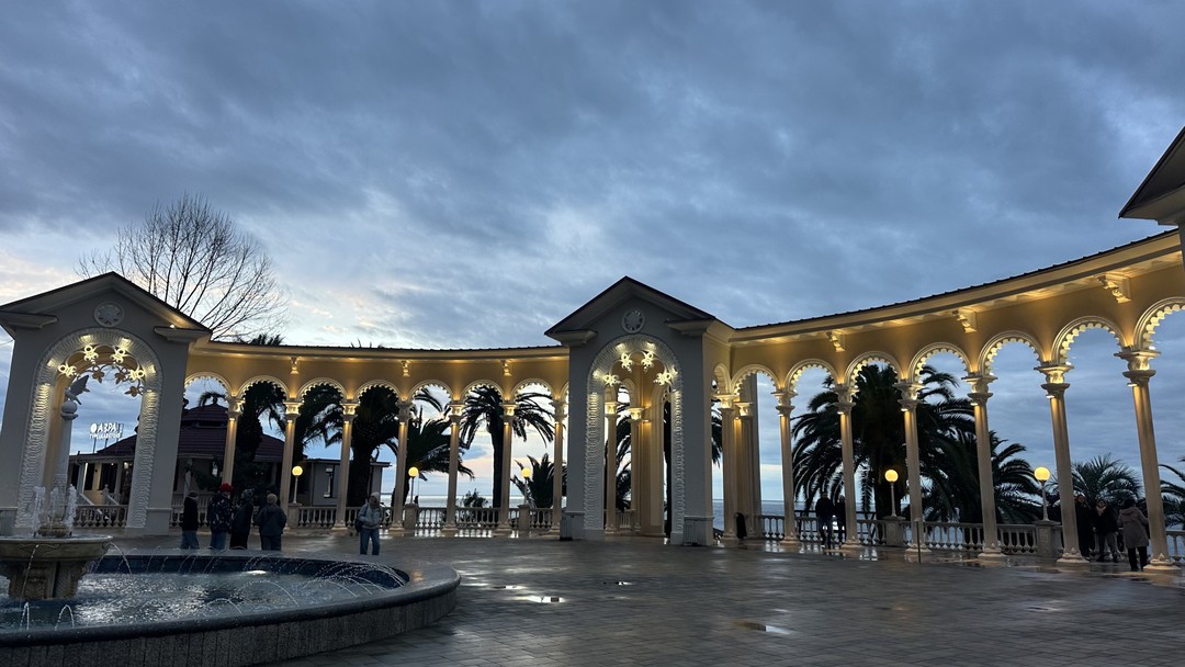 Программа насыщенная, локации интересные. Очень порадовала отреставрированная и запущенная жд станция. Стильно! И арки у климатического