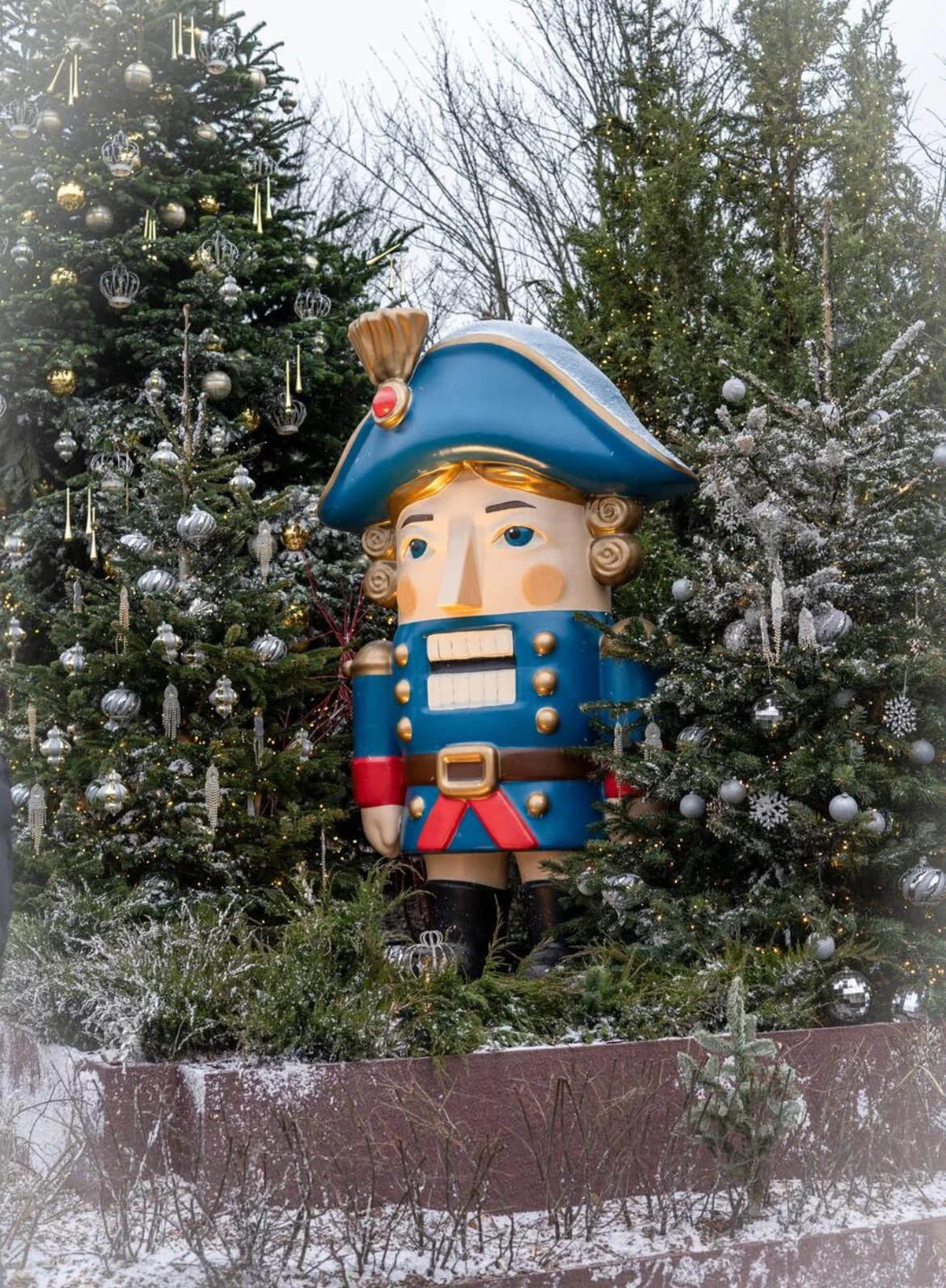 Мы не просто гуляли, а смотрели на знакомые места по-новому, открывая самые эффектные украшения. Гид была