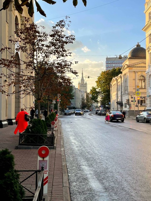 Истории женщин old money на прогулке по Поварской улице