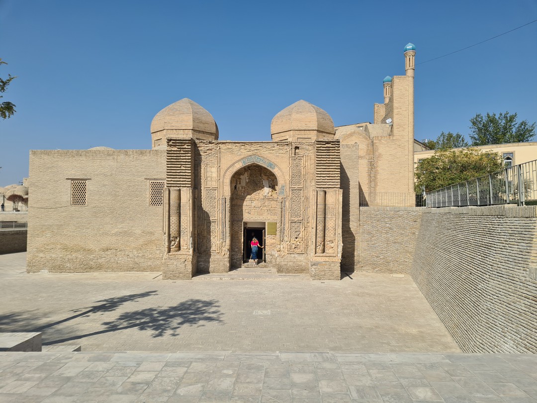 Провели замечательный день с Акбаром в Бухаре. Море информации, вся с лёгкой подачей! С одной стороны