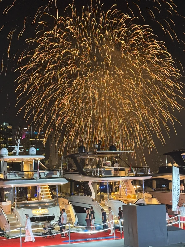 Огни ночного Дубая: прогулка на яхте под парусом