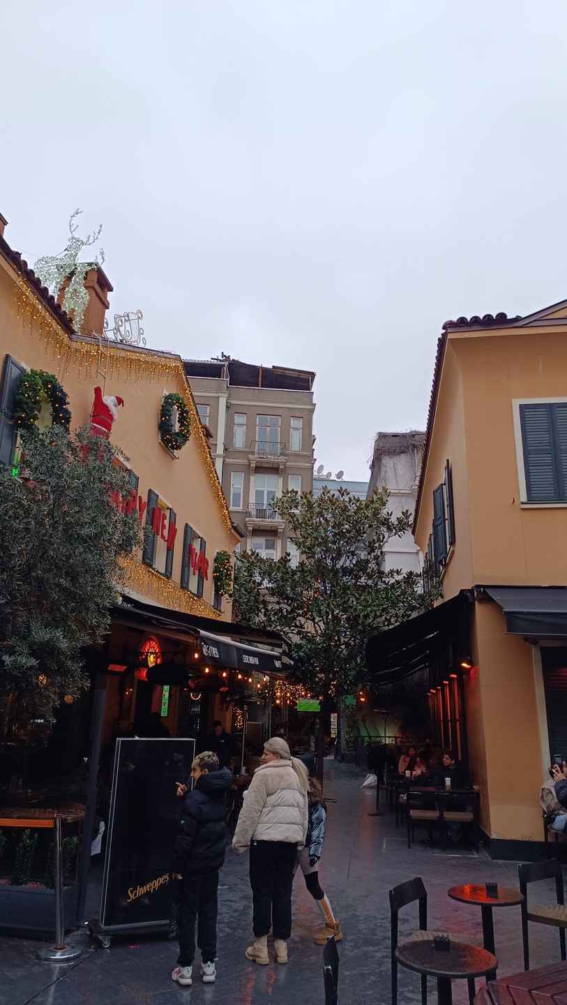 Была прекрасная экскурсия Стамбул: город воспоминаний. Что поражает в Стамбуле: вот центральная улица, толпы туристов, свернул