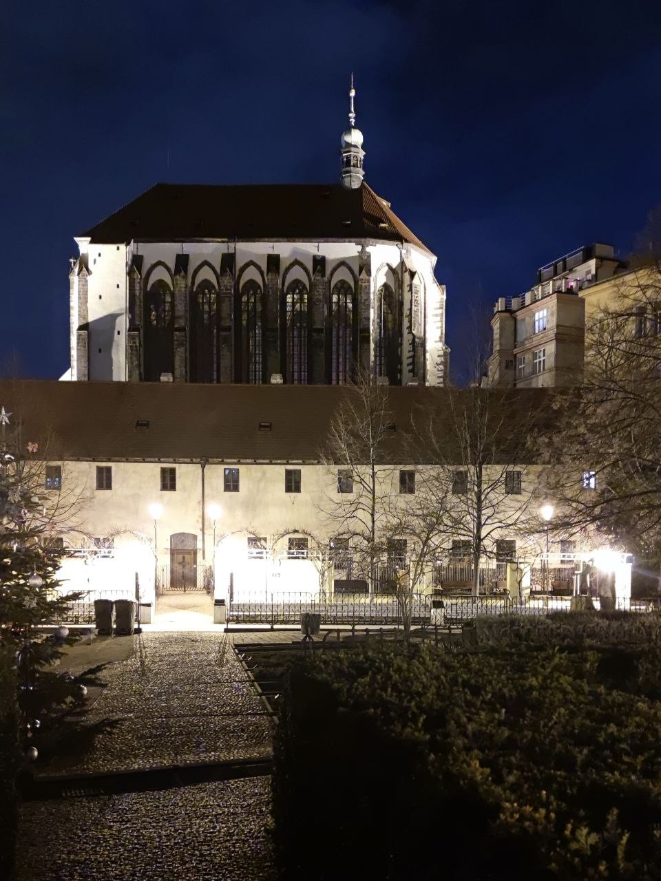 Я гуманитарий, давно живущий в Европе и давно преподающий в университете. Недавно у меня наметилась небольшая