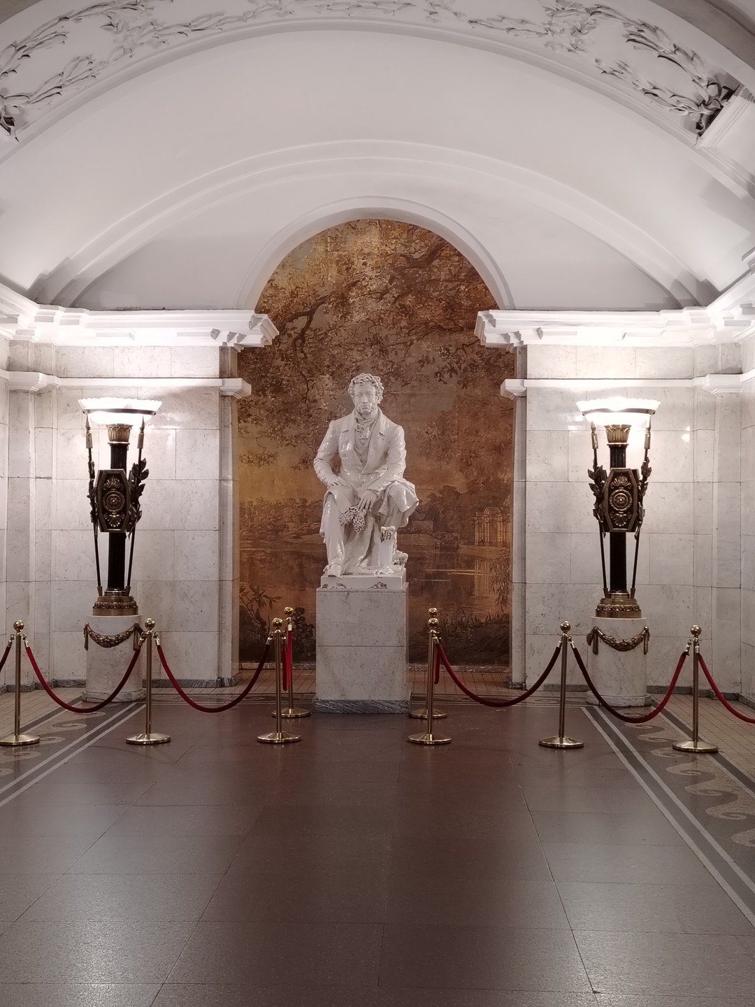 В целом, замечательная познавательная экскурсия. К сожалению, из-за шума в метро не все истории гида удалось