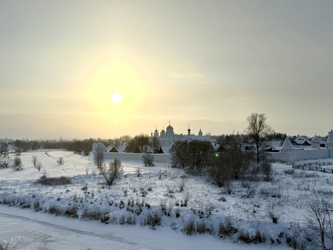 Лариса очень внимательная, вежливая и невероятно обоятельная женщина. Слушать её одно удовольствие. Огромное спасибо за экскурсию