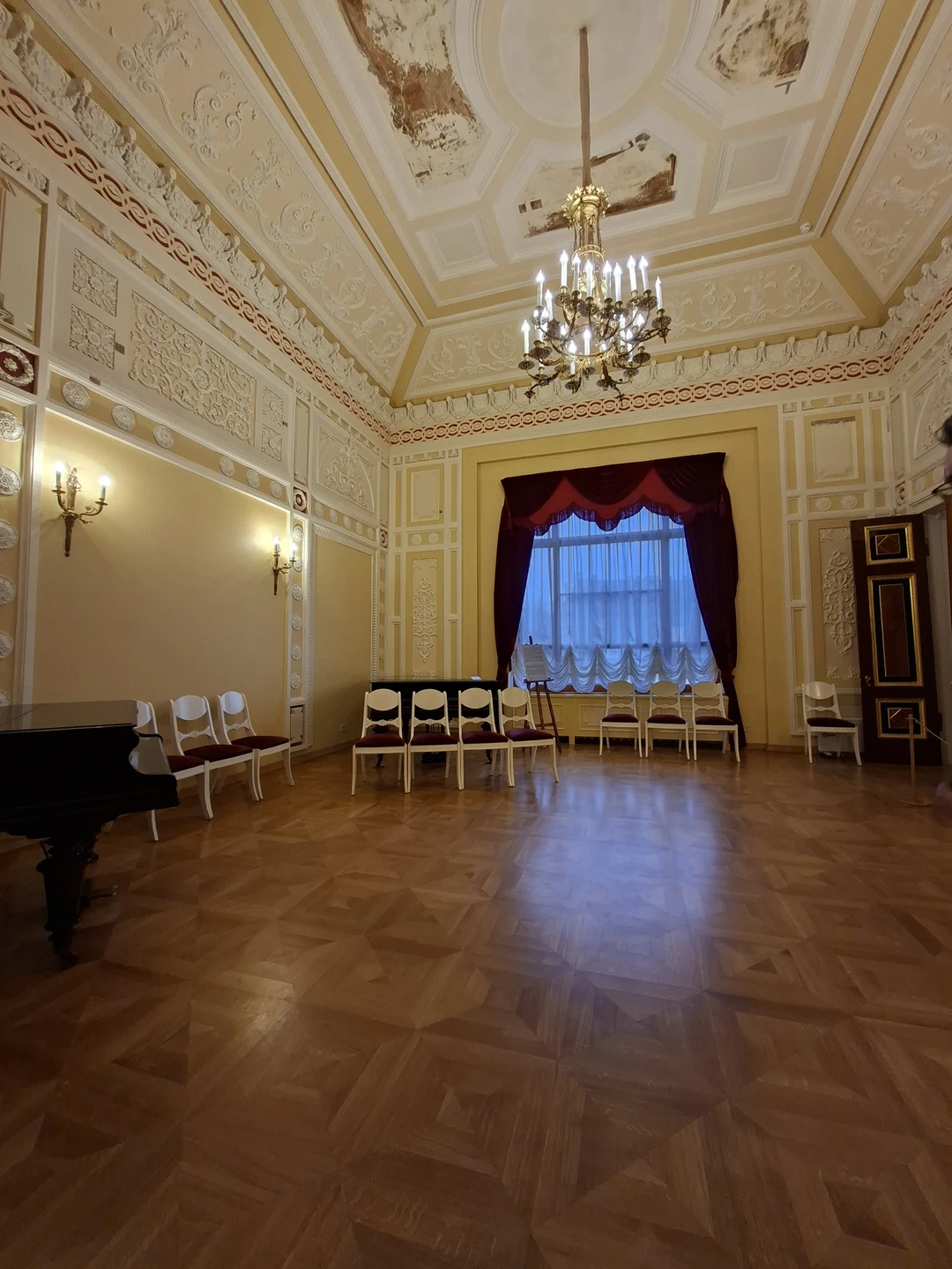 Ирина - настоящий профессионал. Нам очень повезло, что именно она стала нашим проводником в мир Фонтанного