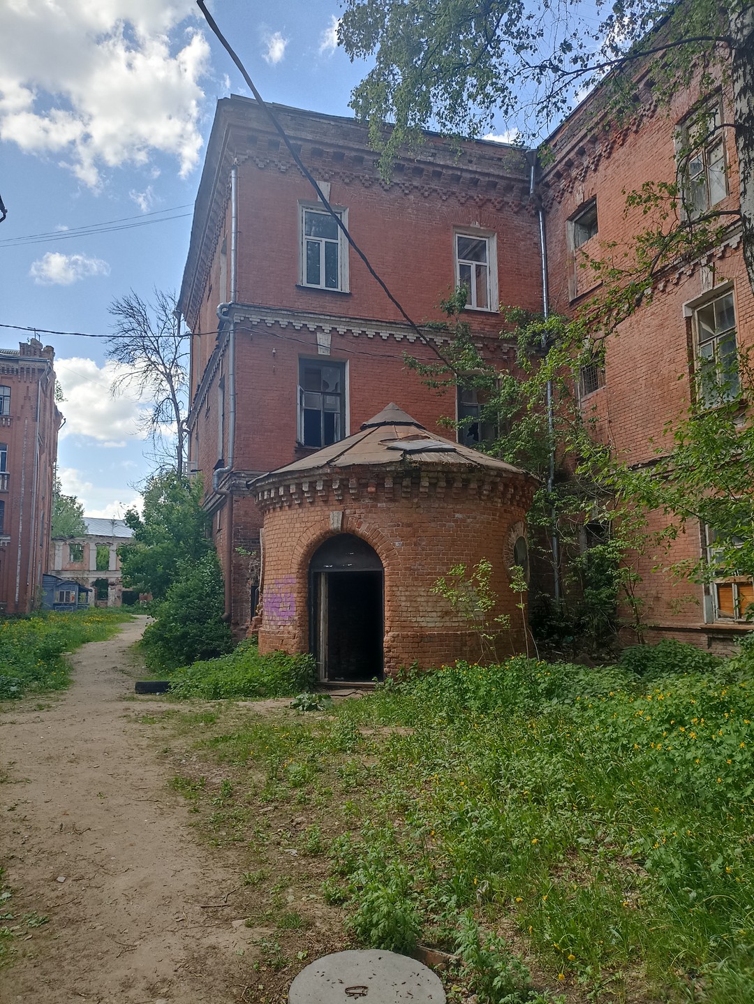 Интересная экскурсия. Очень атмосферное место. Много разрушки. Прямо декорации к фильмам о жизни рабочих на рубеже 19-20 веков