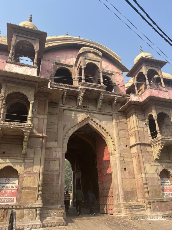 Артемий прекрасный рассказчик, владеющий большими знаниями о городе, о религиях, о истории. Живет и учится в