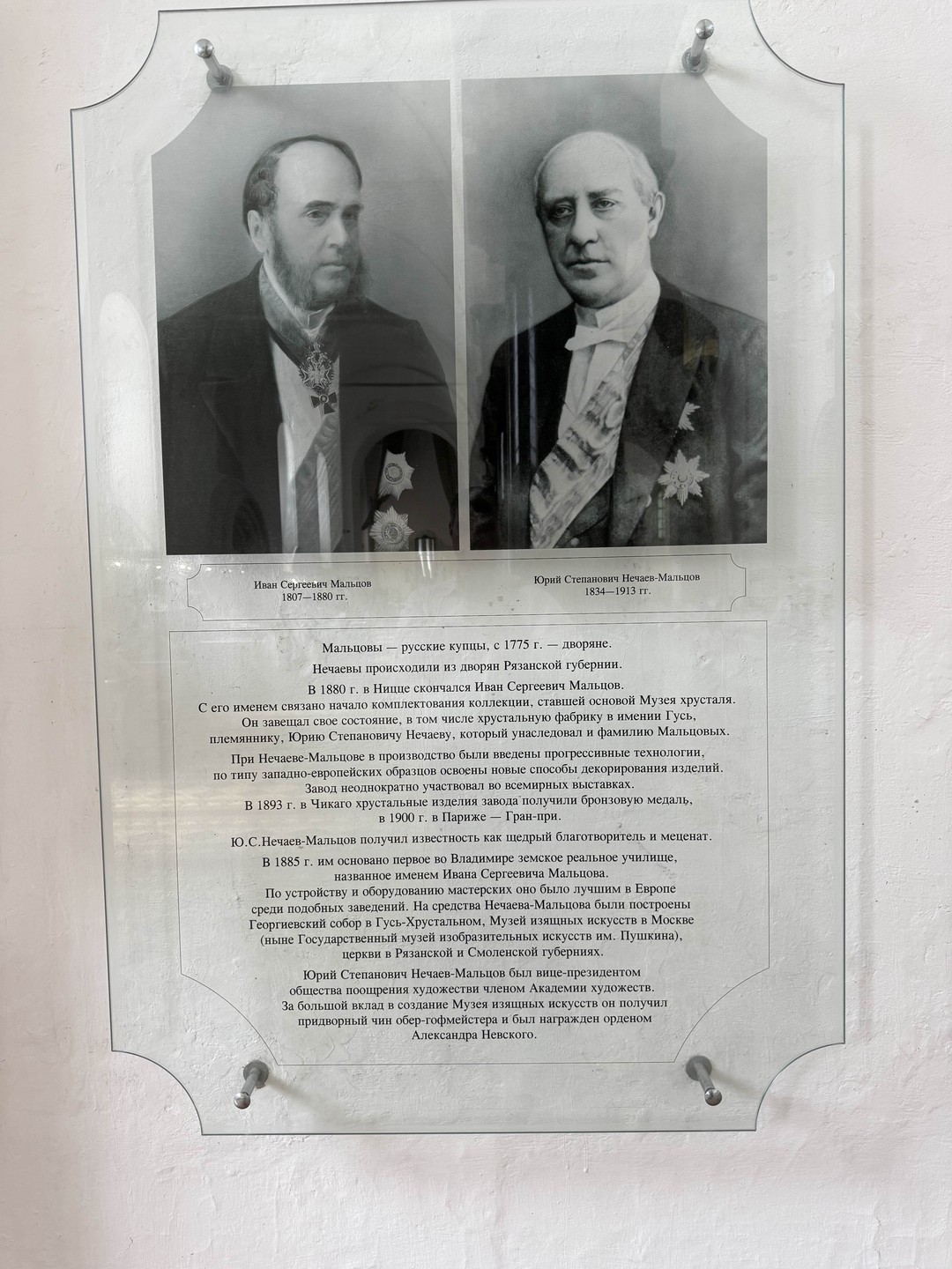Виктор любит свой родной город. Он, как коренной житель, отвечает не только фактически, но и разбавляет