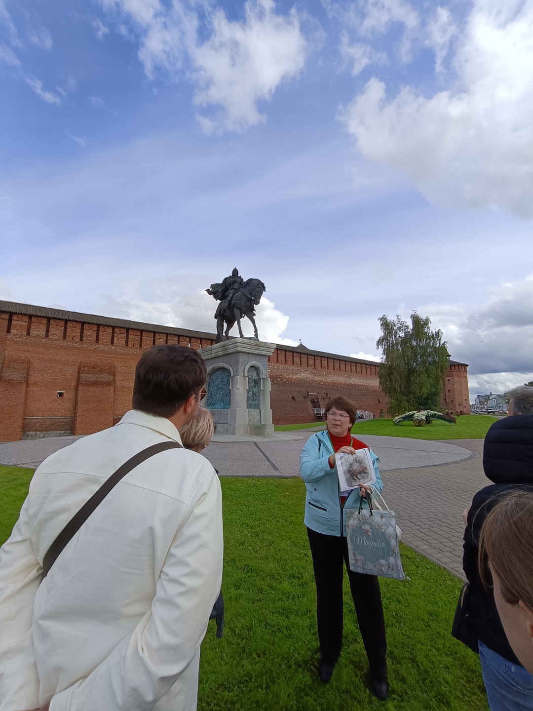 Нам повезло. Нашим гидом была Наталья. Потрясающий рассказчик, все понятно, доступно и главное на позитиве прошла