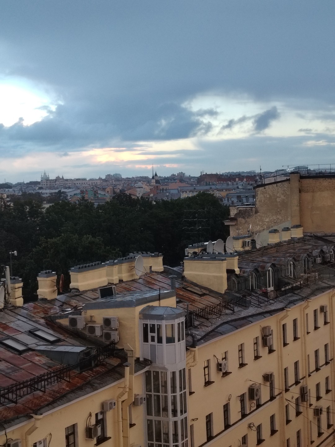 Спасибо за экскурсию, хотя и был дождь. Но это был своеобразный питерский дождливый вайб. На экскурсии