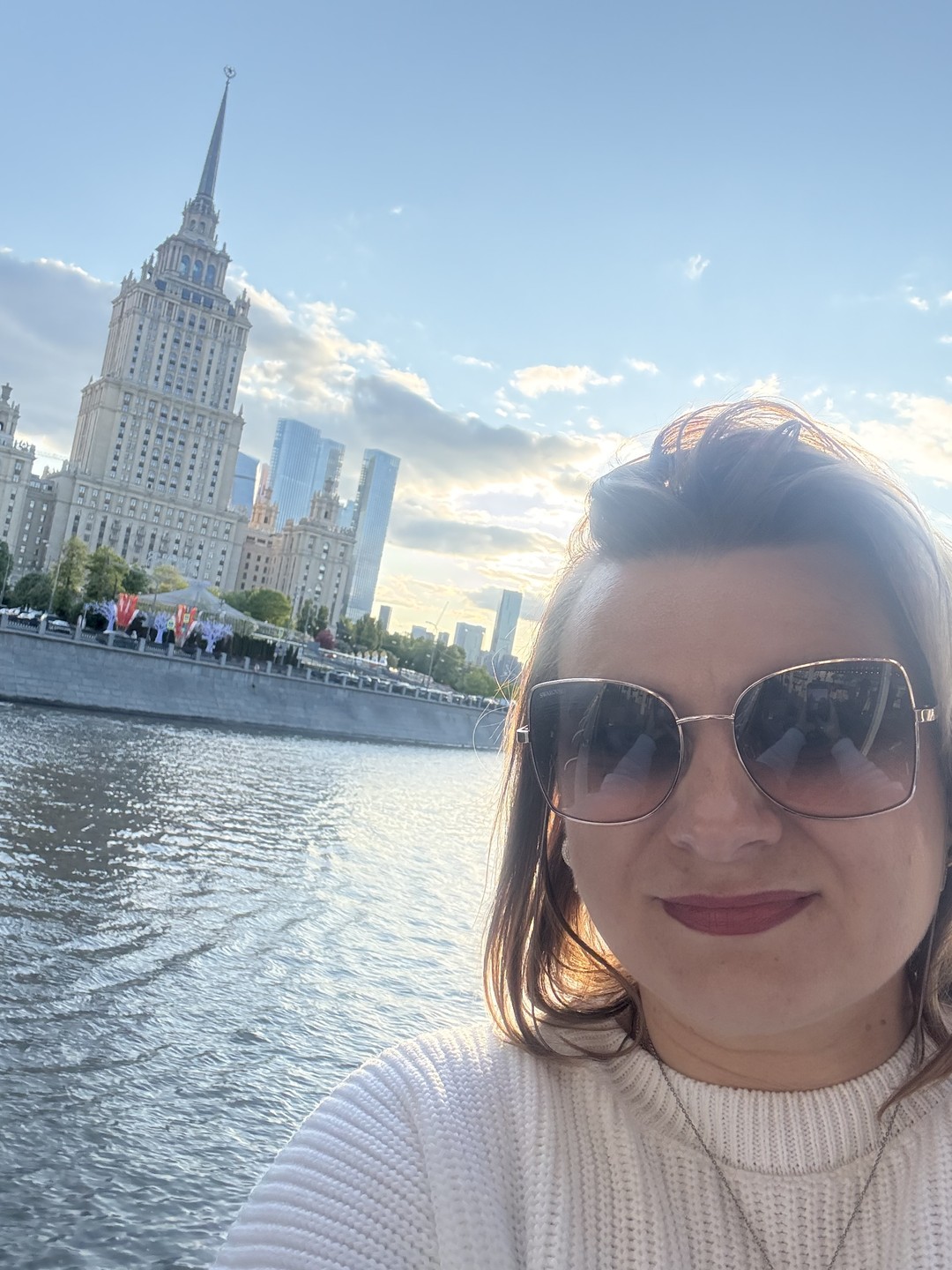 Очень понравился маршрут! Проходит через основаные достопримечательности Москвы. Есть открытая и закрытая палубы. Можно как заранее