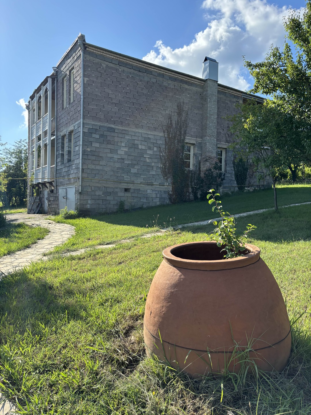 Гиорги преданный своему делу человек и отличный рассказчик. Сама винодельня маленькая и весь процесс приготовления натуральный
