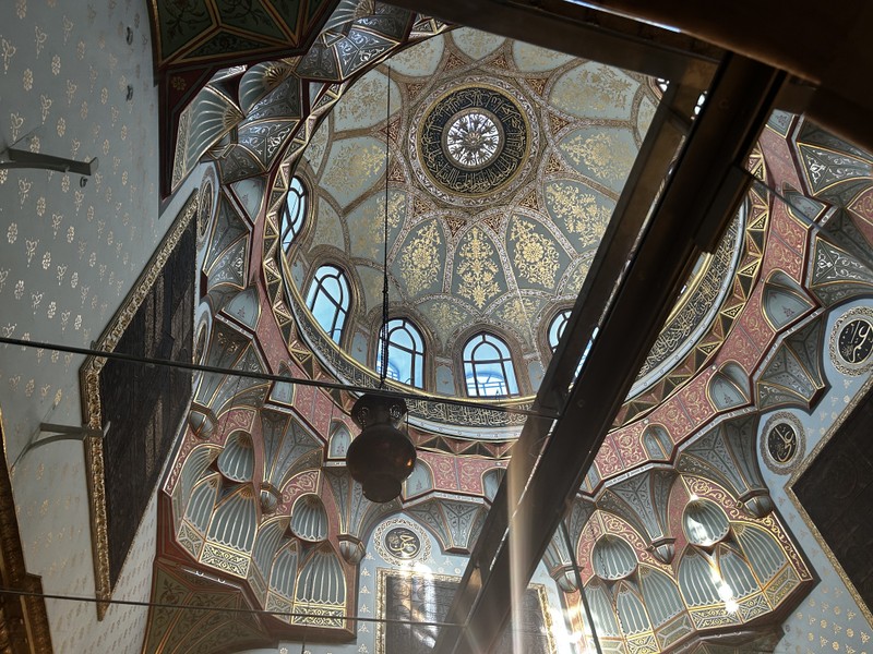 Нашу экскурсию проводил прекрасный рассказчик Рушен. Много интересных подробностей о религии, истории и обычаях, но было