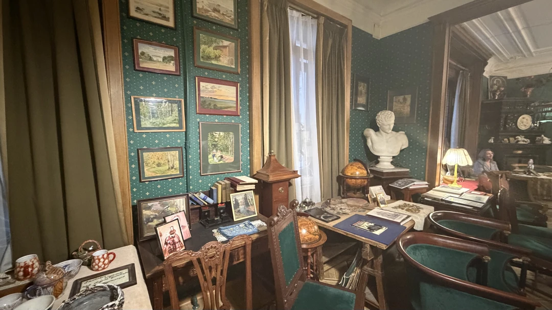 В гости к семье Бенуа: закрытая квартира и живая мелодия арфы (Марина)