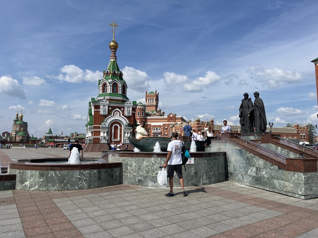 Валерий прекрасно провел экскурсию, ответит на любой вопрос. Легко и с юмором проводит по главным местам