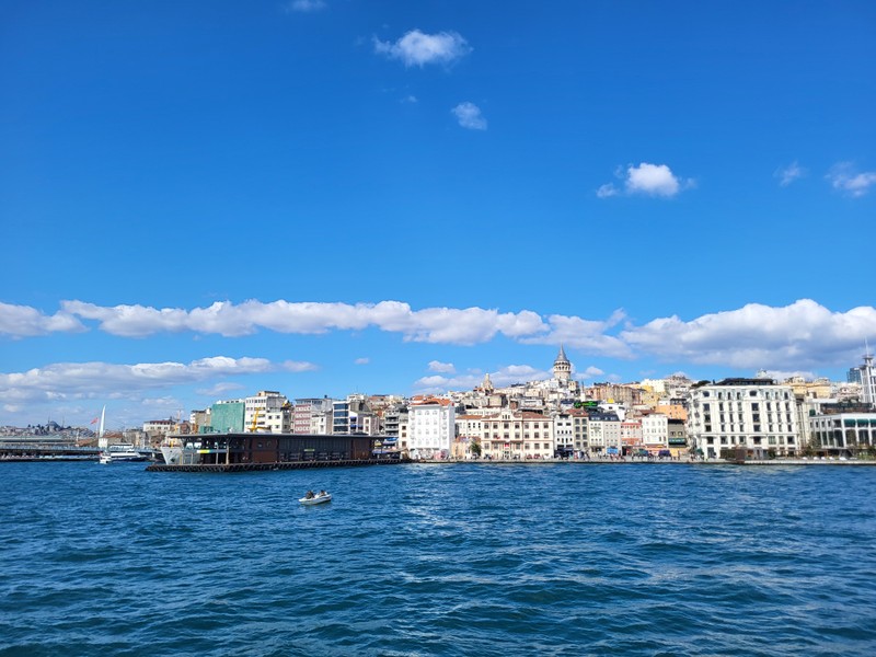 Нашим гидом был Адэм – прекрасно знающий свое дело гид. Рассказывал множество мельчайших деталей про локации