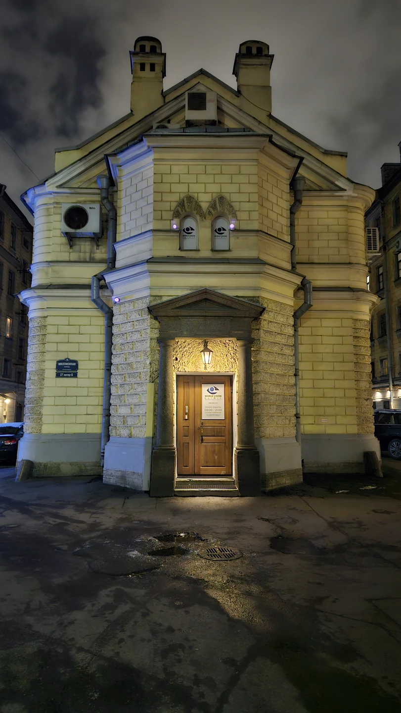 Не очень длительная, но весьма познавательная экскурсия с рассказами о старых и новых хозяевах Миллионной. Рекомендую