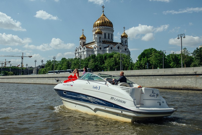 На каютной яхте «Вальяжная» по центру Москвы
