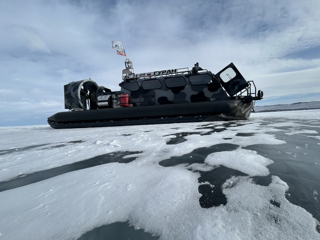 Сразу оговорюсь, что в связи погодными условиями нам заменили экскурсию по Ольхону на экскурсию по льду Байкала. Согласились на замену и не пожалели