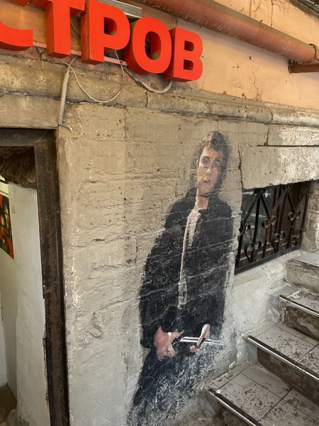 Интересная экскурсия, погружающая в атмосферу фильма Брат. Посетили все локации мест съемок, узнала больше о режиссере