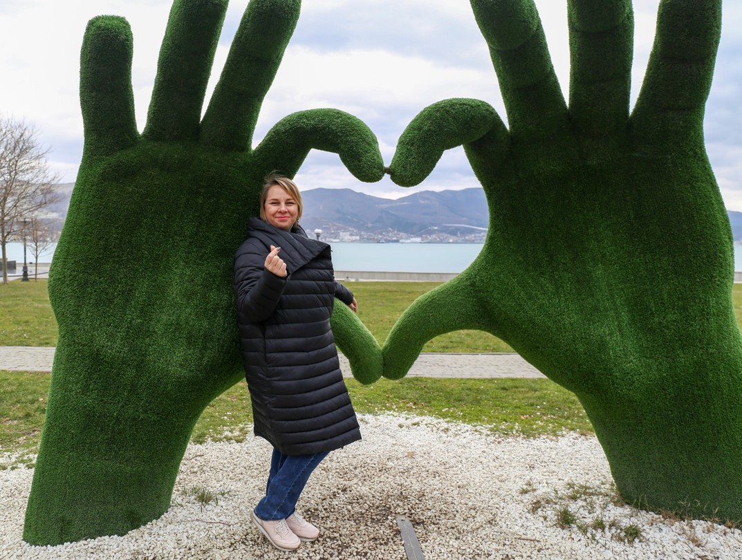 Душевно погуляли по городу Новороссийску. Девочки интересно придумали соединить экскурсию с фотосессией. Прогулка длилась два часа,