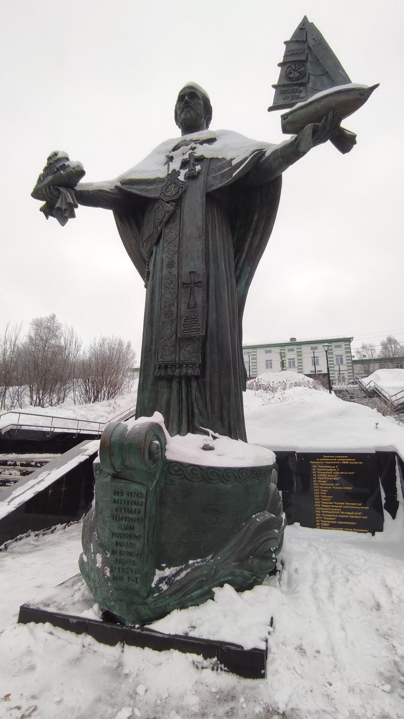 Катались сегодня с Русланом, всё прошло отлично. Познакомились с историей Мурманска, узнали много интересного) в машине