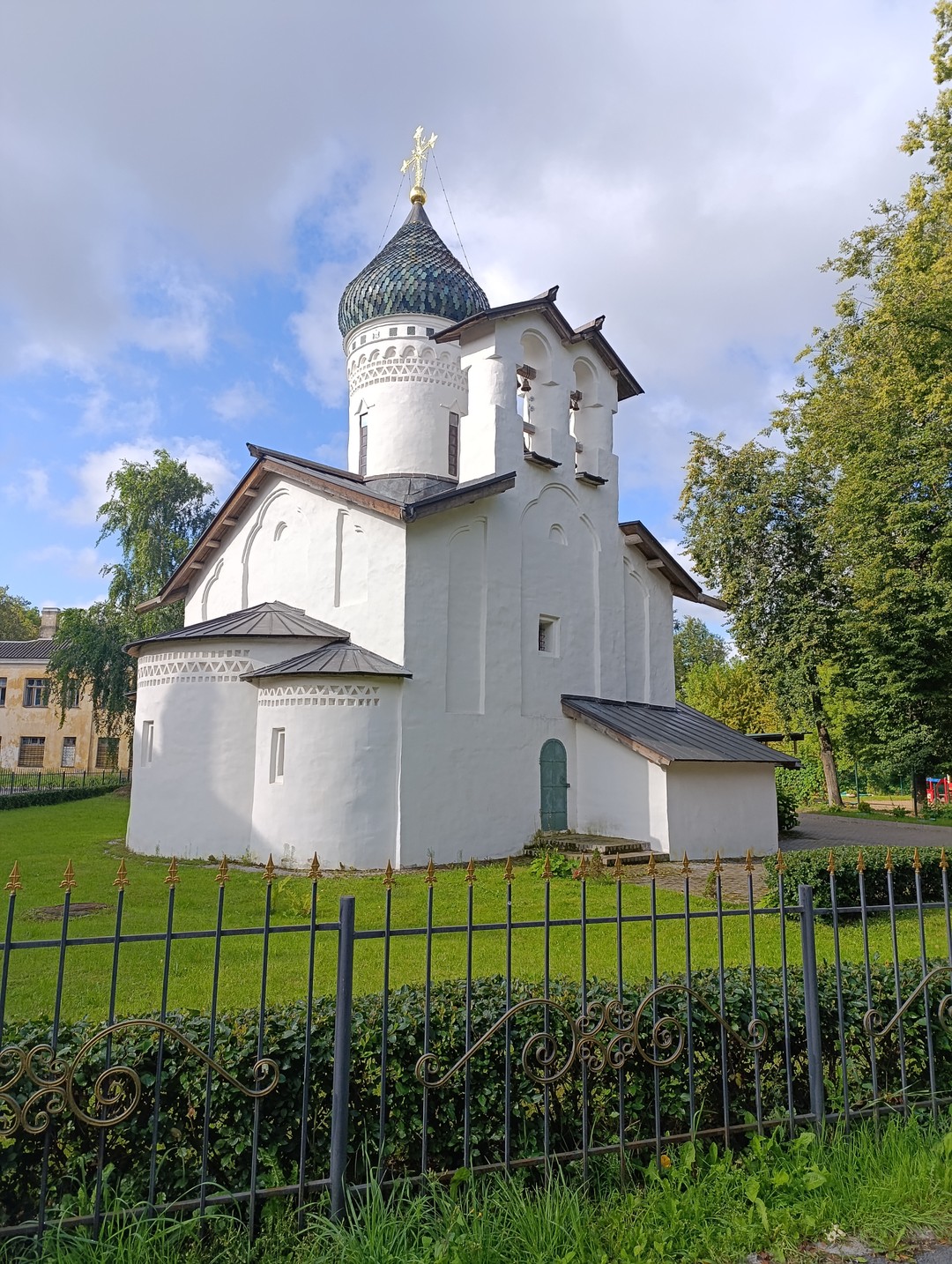 Чудесная экскурсия! Интересный структурированный рассказ в течение всего маршрута, заглянули в такие места куда вряд ли