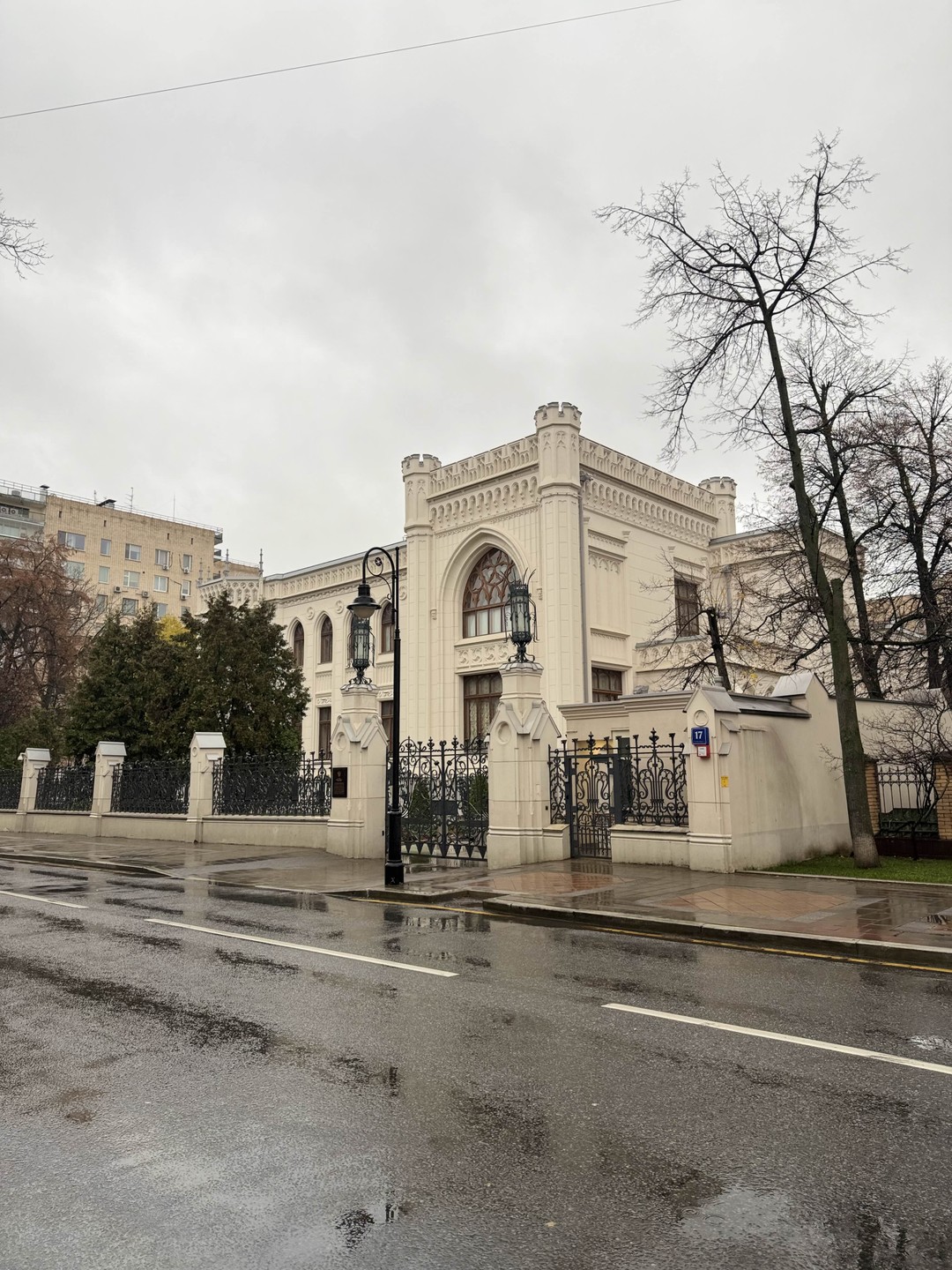 Экскурсия нам понравилась, хотя был дождь и большая группа. Но экскурсовод очень интересно рассказывала, иногда с