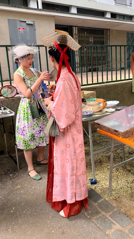 Парижский блошиный рынок: история Франции через вещи