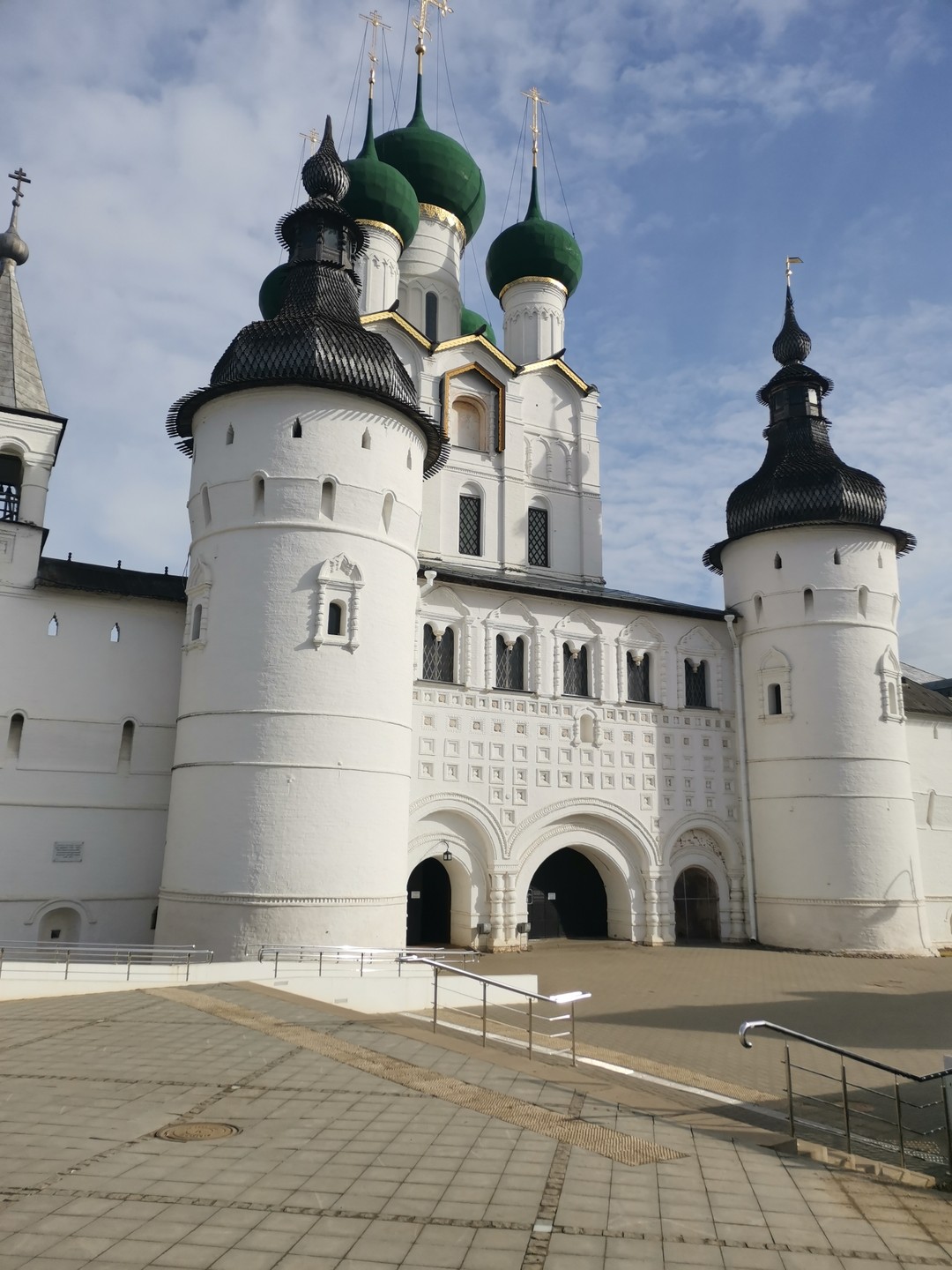 Станислав прекрасно владеет информацией. Экскурсия прошла увлекательно, подача материала живая и интересная! Так что могу смело