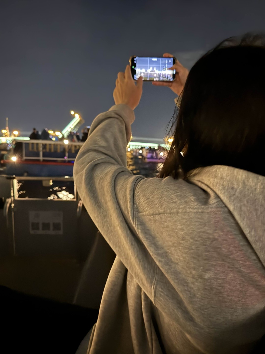 Спасибо за прогулку, посмотрели на 3 моста, прошли необычным маршрутом, была экскурсия через динамик, много интересных