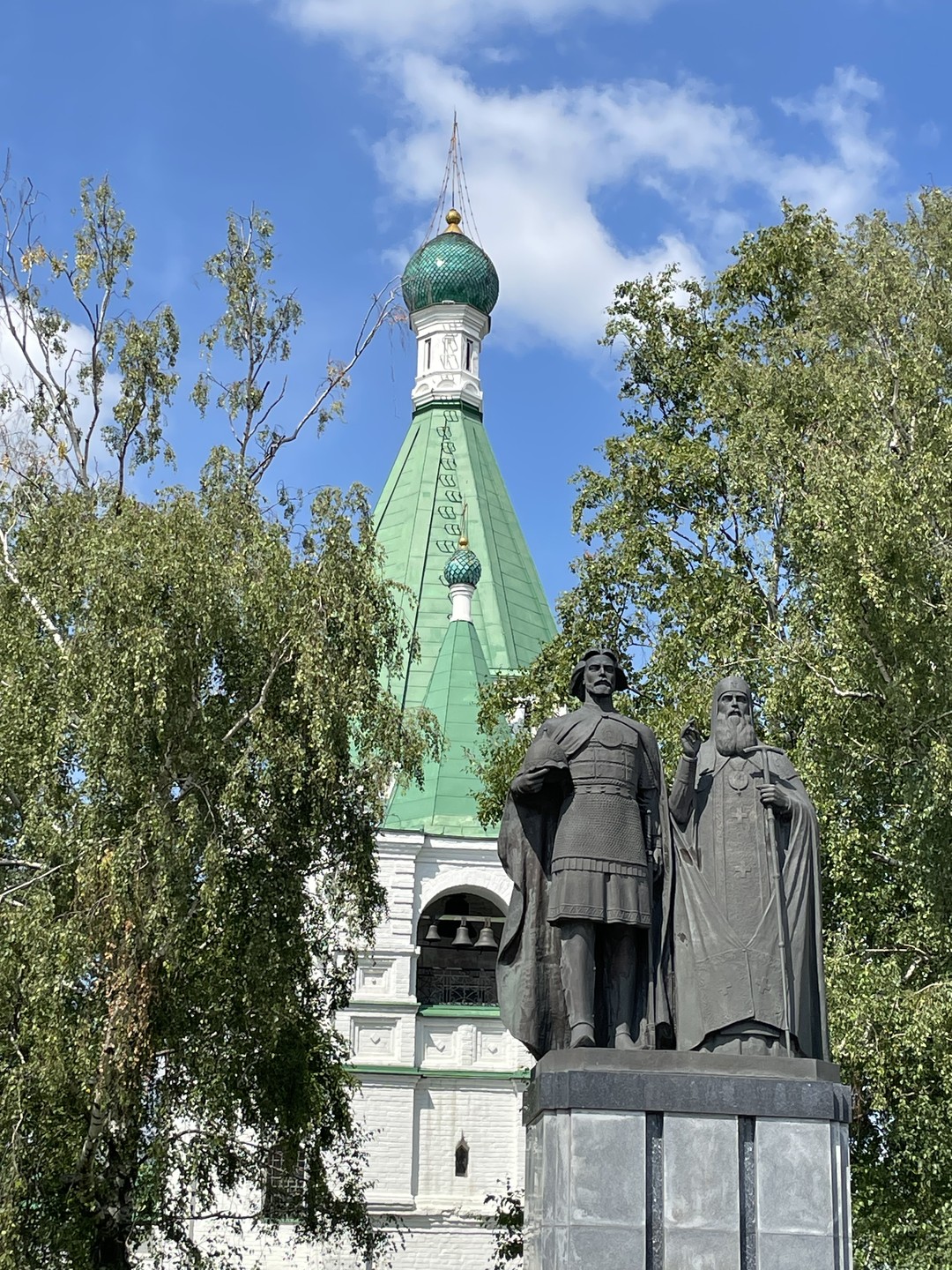 Гид Валентина очень старалась выложить все свои знания. Материала очень много, но никакой структуры подачи. Абсолютно