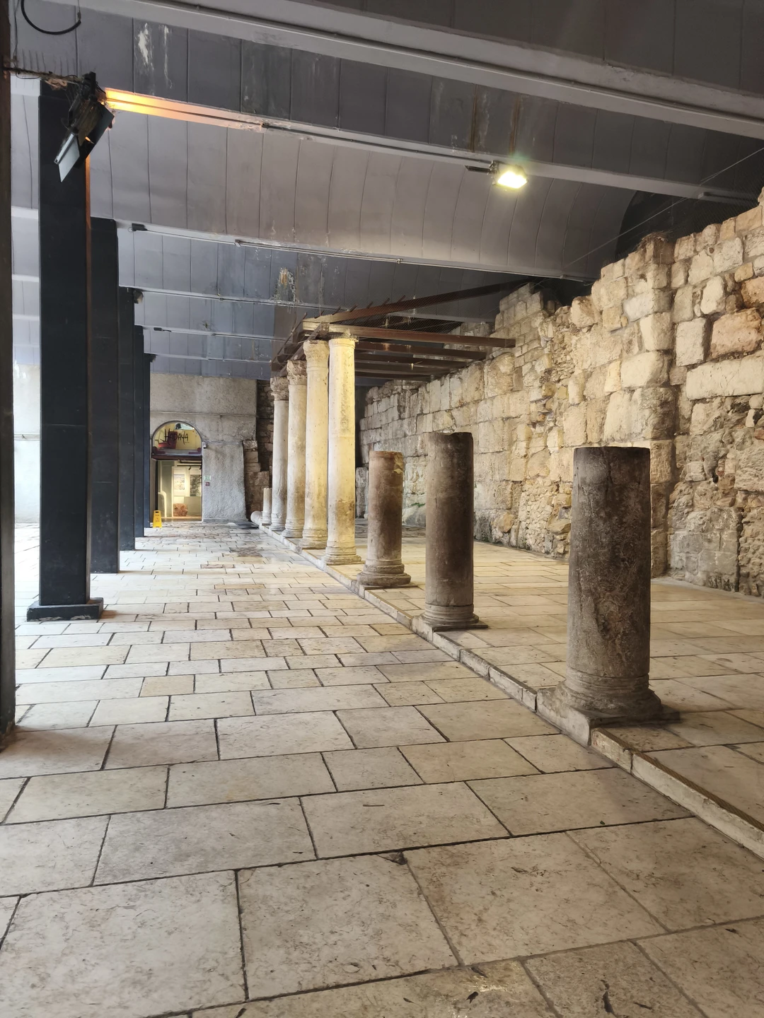 Великолепная экскурсия и великолепный гид. Ирина настоящий профессионал своего дела. Очень интересно было слушать о истории