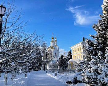 Знакомство с Дивеевским женским монастырём, Святая канавка, участие в службах по желанию