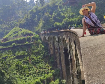 Поездка на поезде, визит на чайную фабрику