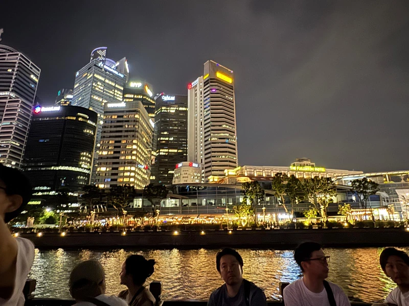 отличный экскурсовод, давно живёт в Сингапуре, хорошая речь, показала нам Сингапур с точки зрения историка, живущего тут