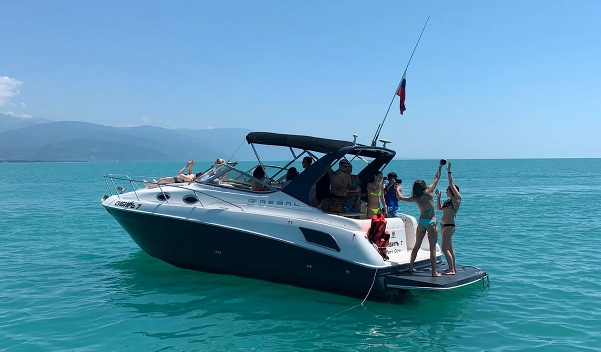 Из Адлера — на морскую прогулку на катере вдоль побережья Сириуса