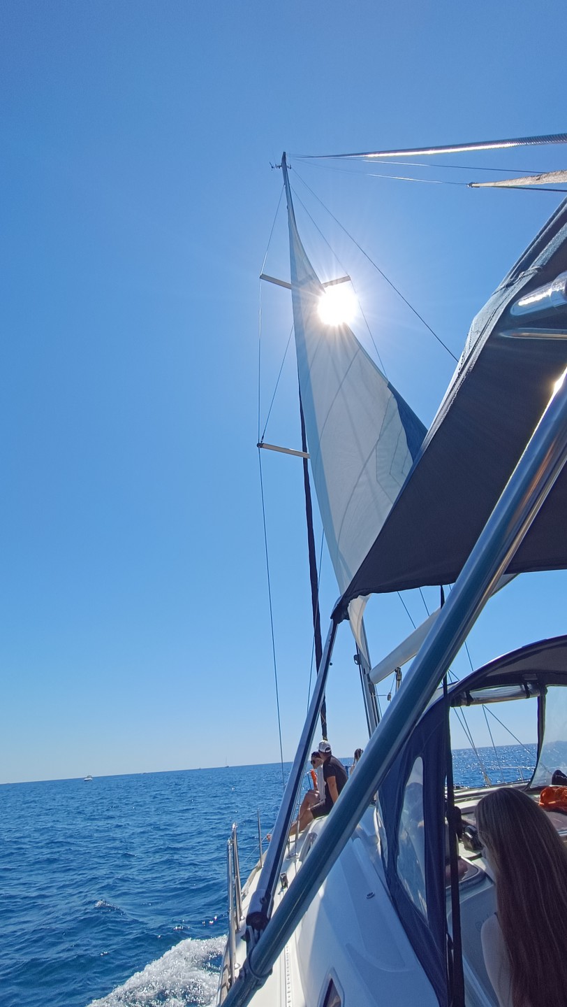 Чудесно провели время! Константин рассказал про яхту, беседа лёгкая, интересная! Очень всё вежливо и с добром! Управление профи!