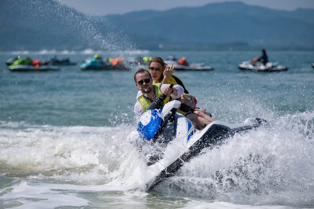 Всем доброго времени. Это не экскурсия, а катание на гидроциклах со скоростью 70 км/ч примерно, зависит