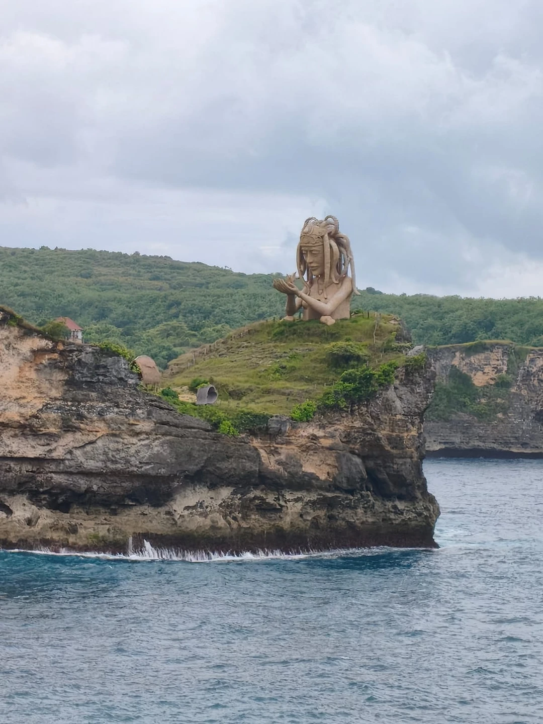 Без спешки побывали на всех локациях. Наш сопровождающий балиец Антон, приятный, частично знает русский язык, показывает