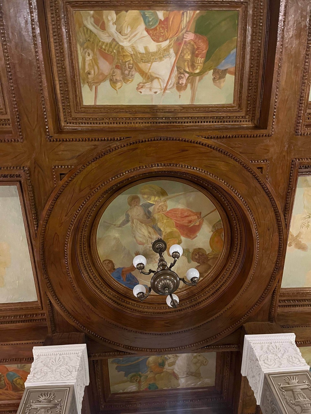 Наталья очень живо и интересно преподносит информацию. Мы узнали много новых фактов о ряде построек в