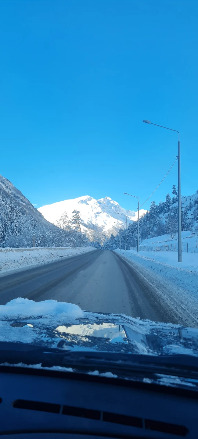 Поездка на Эльбрус зимой — это особое переживание, совсем не похожее на летние путешествия. Здесь всё