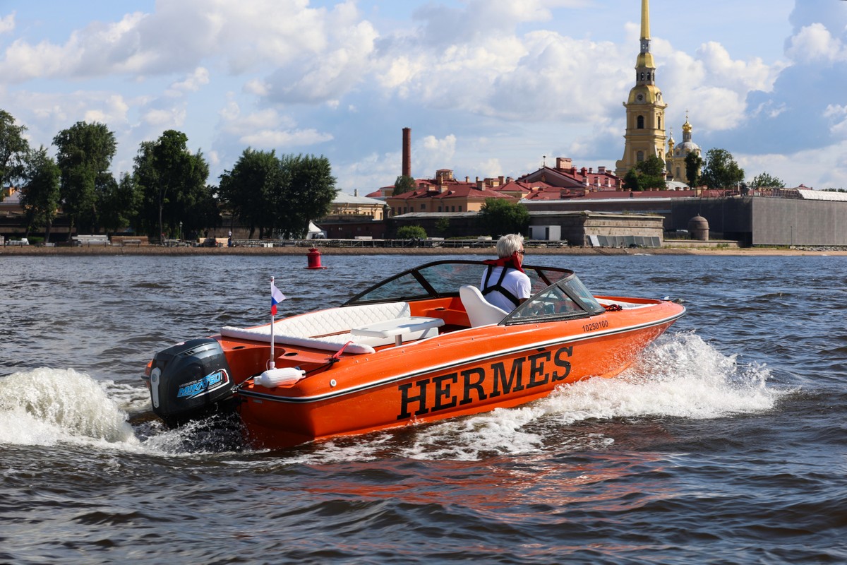 Фото На стильном катере — к самому высокому зданию Европы