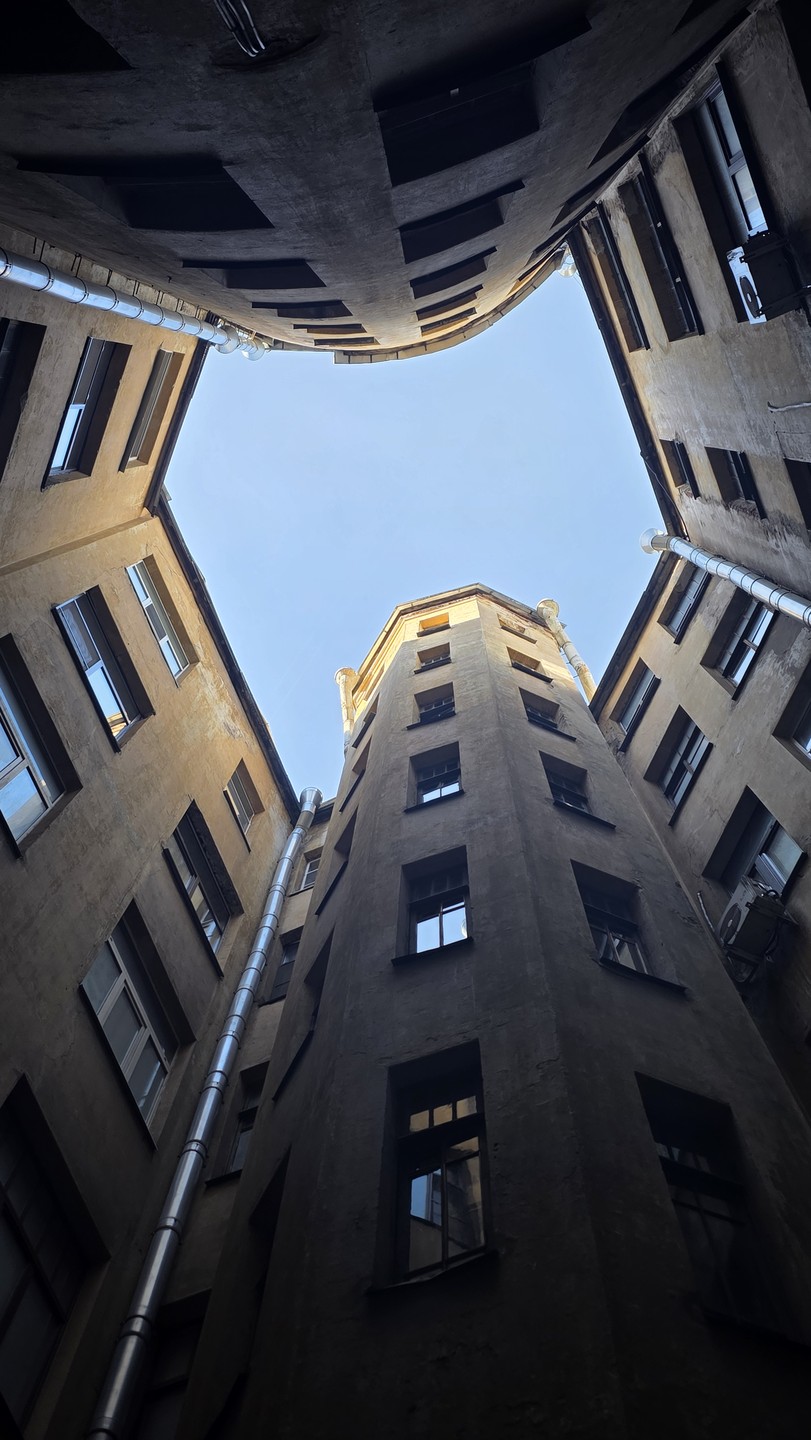 Секреты и лабиринты Петроградской стороны: дворы, парадные, легенды (Екатерина)