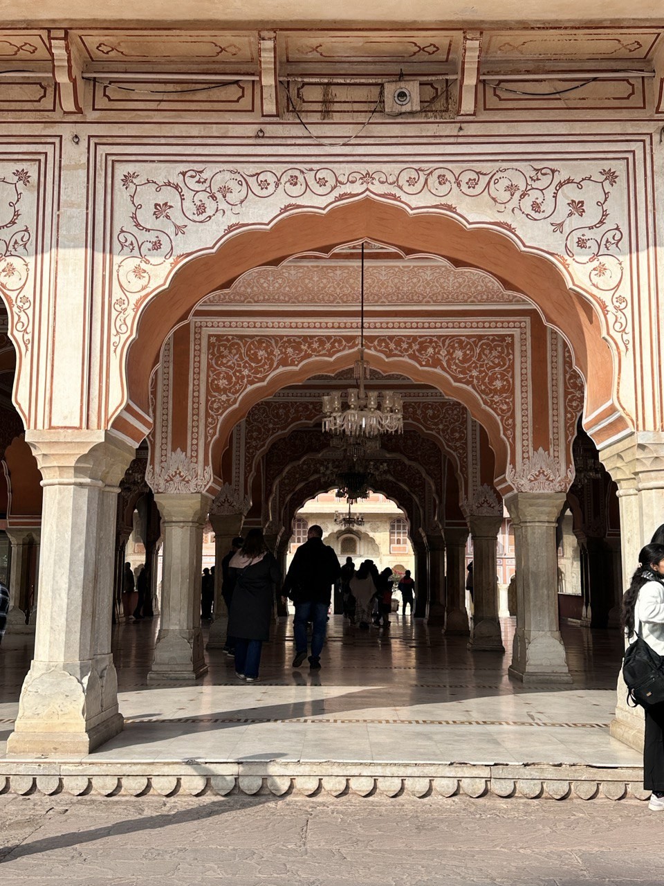 Была в январе в Джайпуре. Погода была солнечная и относительно теплая