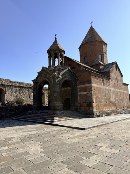 Рекомендую, все было замечательно, машина удобная, чистая. Комфортно добрались во все запланированные места, очень интересно была