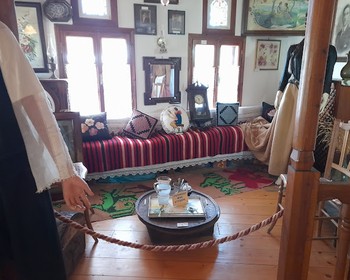 Спартанский дух, Ампелакия и уют у моря